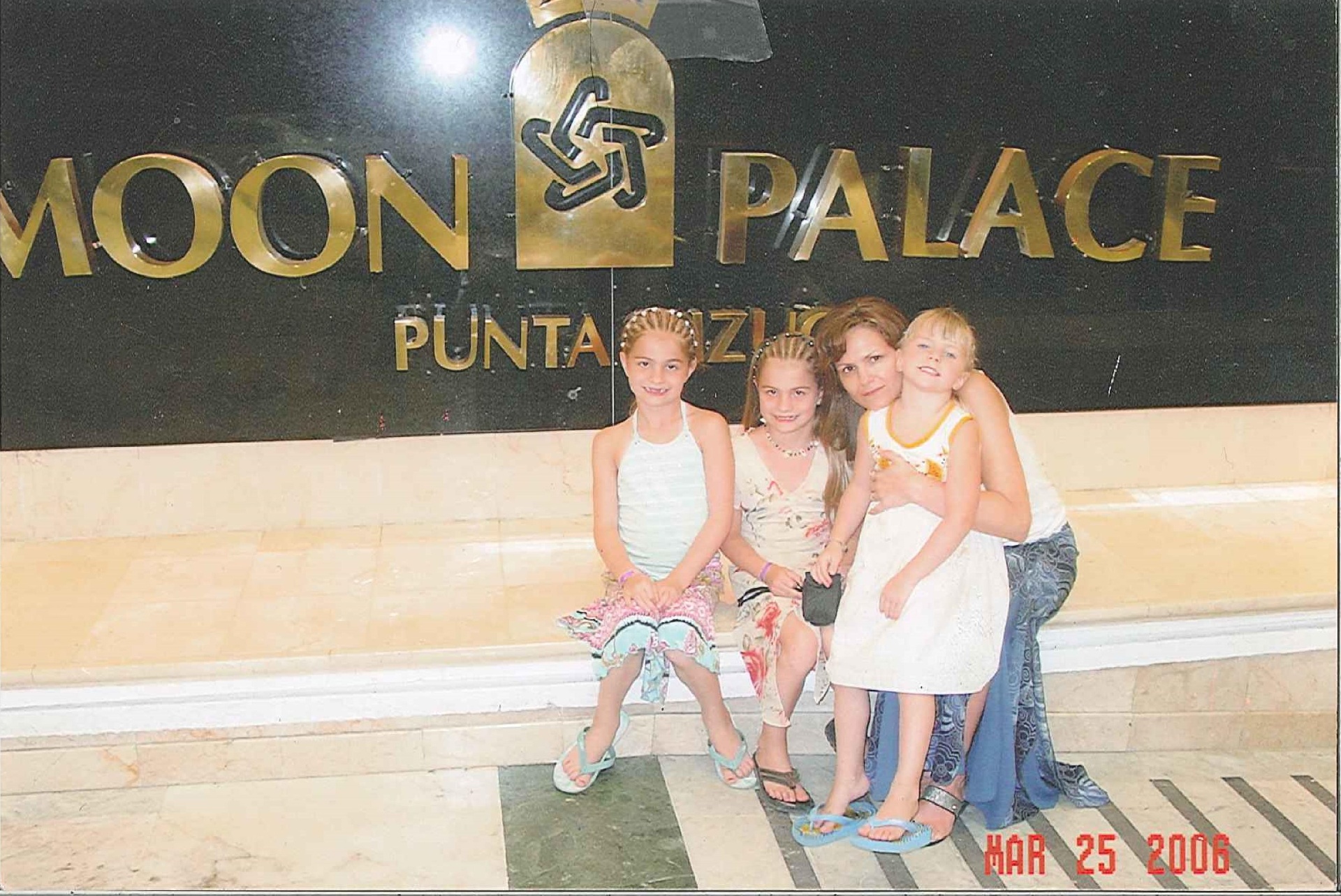 Darci with her daughters at a Mexico resort in 2006